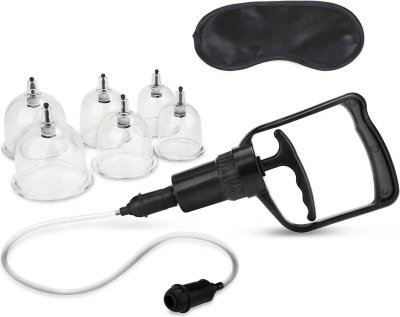 Набор из 6 вакуумных банок с насосом Erotic Suction Cupping Set Набор из прозрачных пластиковых вакуумных банок, который часто используется в терапевтических целях, как способ стимуляции областей по всему телу. В спальне и более укромных местах банки можно использовать как способ отметить своего покорного партнера в БДСМ-отношениях. Банки доставляют удовольствие принимающей стороне, потому что их можно ставить на любое место тела, а затем, при помощи специального поршня, создавая всасывание откачивать воздух. Быстродействующий клапан позволяет быстро снимать вакуум, созданный в стимуляторах. Благодаря этому, делая такие область более чувствительными к эротическим прикосновениям партнера. В наборе шесть банок, которые вы можете разместить по телу партнера. Нанесите несколько капель лубриканта на водной основе перед тем, как использовать банки, для максимально комфортного и приятного времяпрепровождения. В комплект также входит маска-повязка, которую можно надеть на глаза, чтобы усилить тактильные эротические ощущения на коже. Страна: Китай. Материал: пластик.