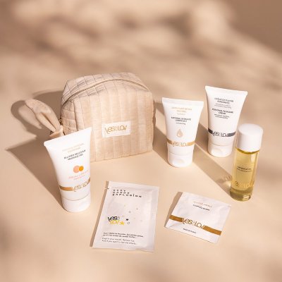 Набор YESforLOV La Trousse Enchantée в бежевой косметичке  Цена 13 186 руб. Погрузитесь в мир соблазна и чувственной близости с этим набором, созданным для романтических путешествий, наполненных нежностью, волнующими моментами и особым взаимным доверием. Внутри вас ждут всё необходимое для идеального вечера: расслабляющий массаж, нежные прикосновения, увлекательные игры и ароматные эликсиры, которые помогут раскрыть ваши чувства и сделать каждую минуту вместе ещё ярче. Что внутри: * Эликсир для пар для общих ярких ощущений, саше. * Натуральная интимная смазка для комфорта и заботы, 30 мл. * Крем для мастурбации, 30 мл. * Съедобный массажный гель «Персик-абрикос», 30 мл. * Чувственное массажное масло с возбуждающим ароматом, 30 мл. * Взрывающаяся карамель для игривого настроения, 7 г. Страна: Франция.