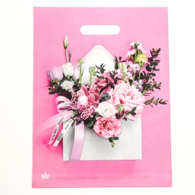 Розовый пакет с цветочным принтом и вырубной ручкой (40х31 см)  Цена 146 руб. Розовый пакет с цветочным принтом и вырубной ручкой (40х31 см). Страна: Россия. Материал: полиэтилен.