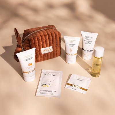 Набор YESforLOV La Trousse Enchantée в коричневой косметичке  Цена 13 186 руб. Погрузитесь в мир соблазна и чувственной близости с этим набором, созданным для романтических путешествий, наполненных нежностью, волнующими моментами и особым взаимным доверием. Внутри вас ждут всё необходимое для идеального вечера: расслабляющий массаж, нежные прикосновения, увлекательные игры и ароматные эликсиры, которые помогут раскрыть ваши чувства и сделать каждую минуту вместе ещё ярче. Что внутри: * Эликсир для пар для общих ярких ощущений, саше. * Натуральная интимная смазка для комфорта и заботы, 30 мл. * Крем для мастурбации, 30 мл. * Съедобный массажный гель «Персик-абрикос», 30 мл. * Чувственное массажное масло с возбуждающим ароматом, 30 мл. * Взрывающаяся карамель для игривого настроения, 7 г. Страна: Франция.