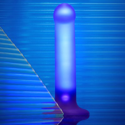 Светящийся фаллоимитатор Strap-on-me Glow-Led Dildo - size M  Цена 12 654 руб. Длина: 18 см. Диаметр: 3.5 см. Когда культовый полуреалистичный фаллоимитатор от Strap-on-me встречается со светотехнологиями, рождается совершенно новый опыт. Под сдержанными изгибами и кажущейся простотой дилдо Glow-LED скрывает секрет... На первый взгляд он кажется скромным. Но стоит лишь нажать кнопку ON, как он загорается изнутри, обнажая свою истинную природу. 6 уникальных световых режимов, созданных, чтобы пробудить как взгляд, так и тело, превращают ваши интимные игры в визуальное и тактильное исследование. Будь то ласка или сенсорный фейерверк — каждый режим создаёт уникальную атмосферу. Позвольте телу следовать энергии момента. Glow-LED Dildo — это ритуал, приглашение подключиться к своим ощущениям, будь то в полумраке или при свете. Рабочая длина - 16,4 см. Страна: Китай. Материал: силикон. Батарейки: встроенный аккумулятор.