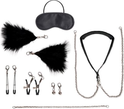 Большой эротический набор из 12 предметов Interchangeable Collar Nipple Clips Set Откройте для себя мир чувственных исследований с набором из ошейника и зажимов для сосков Lux Fetish, состоящим из 12 предметов. Эта универсальная и стильная коллекция включает ошейник, зажимы для сосков и различные привлекательные аксессуары, такие как аксессуары для груди с перьями, зажимы-пинцеты, колокольчики и цепочки, предоставляющие безграничные возможности как для визуальной, так и для тактильной стимуляции и маску на глаза. Регулируемые зажимы для сосков имеют кончики с мягким покрытием, обеспечивающие удобный и надежный захват, а также необходимое давление для усиления вашего удовольствия. Ошейник застежкой-липучкой обеспечивает удобную и регулируемую посадку, обеспечивая плавное сочетание моды и функциональности. Подчеркните свой образ с помощью всех аксессуаров в наборе, придающих нотку игривой элегантности и эротического очарования. Страна: Китай. Материал: металл.