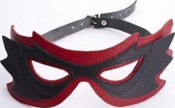 Чёрно-красная маска с прорезями для глаз