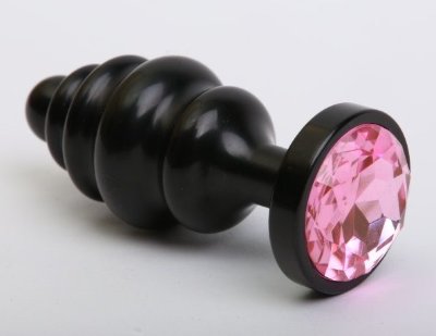 Черная фигурная анальная пробка с розовым кристаллом - 8,2 см.  Цена 2 651 руб. Длина: 8.2 см. Диаметр: 3.5 см. Фигурная анальная пробка из металла с ярким кристаллом внесет разнообразие в вашу интимную жизнь. Обладает сглаженной формой, что позволяет обеспечить легкое введение и комфортное длительное ношение. Снабжена ограничительным основанием для безопасного использования. Для хранения предусмотрен тканевый мешочек. Рабочая длина - 7 см. Вес - 95 грамм. Страна: Китай. Материал: металл.
