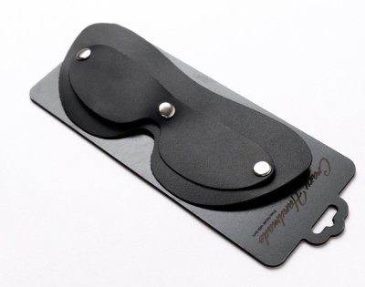 Черная кожаная маска на глаза со съемной шторкой Кожаная маска на глаза со съемной шторкой. Страна: Россия. Материал: натуральная кожа.