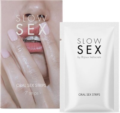 Полоски для орального секса Slow Sex Oral Sex Strips - 7 шт.  Цена 1 350 руб. Испытайте свежесть и наслаждение с мятными полосками для орального секса Oral Sex Strips. Эти тончайшие полоски тают на языке и дарят взрывное ощущение прохлады, которое идеально подходит для оральных ласк, поцелуев или стимуляции. Мгновенное охлаждение: освежающий мятный вкус придаёт яркие ощущения и усиливает удовольствие. Тонкие и тающие: полоски легко растворяются на языке, создавая нежный охлаждающий эффект. Идеальны для разнообразия: подходят для орального секса, возбуждающих поцелуев или чувственных игр с партнёром. Компактный формат: удобно брать с собой, чтобы наслаждаться в любое время. Добавьте немного прохлады и возбуждения в свои интимные моменты с Oral Sex Strips! В упаковке 7 полосок. Достаньте полоску, положите её на язык и дайте ей растаять. Насладитесь мятным вкусом, а затем передайте этот освежающий эффект партнёру с помощью поцелуев и ласк. HYDROXYPROPYL METHYL CELLULOSE, PULLULAN, MANNITOL, MACA, SPEARMINT OIL, LECITHIN, COOLING FLAVOR, STEVIOL GLYCOSIDES (99,8%), GLYCEROL OLEATE, BRILLIANT BLUE, TARTRAZINE, PURIFIED WATER. Страна: Испания. Объем: 7 шт.