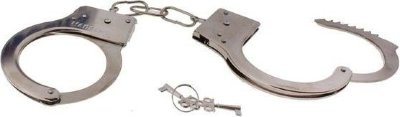 Серебристые металлические наручники с ключиками  Цена 393 руб. Небольшие наручники на сцепке, дающей небольшую свободу в движении руками. Открываются с помощью ключа. Страна: Китай. Материал: металл.