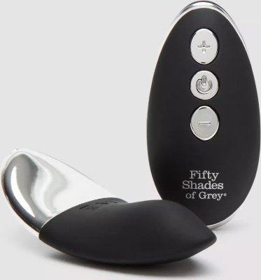 Клиторальный стимулятор с пультом ДУ Relentless Vibrations Remote Knicker Vibrator  Цена 14 180 руб. Длина: 9 см. Поднимите свое удовольствие на новый уровень с этим миниатюрным изогнутым клиторальным вибратором. Передайте пульт управления в руки вашего партнера и наслаждайтесь 10 режимами и 6 уровнями интенсивности. Вложите вибратор в трусики и наслаждайтесь дразнящей игрой дома или на улице — самостоятельно или с партнером. Всегда наносите смазку на водной основе перед использованием для усиления ощущений. К игрушке прилагается роскошный атласный мешочек для хранения, что делает ее прекрасным эротическим подарком для поклонников книг. Этот клиторальный вибратор является частью официальной коллекции секс-игрушек «Пятьдесят оттенков серого», утвержденной автором Э. Л. Джеймс. Обратите внимание: хотя сама игрушка является водонепроницаемой, пульт дистанционного управления не является водонепроницаемым и должен быть сухим. Страна: Китай. Материал: силикон. Батарейки: встроенный аккумулятор.