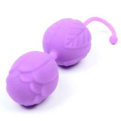 Фиолетовые вагинальные шарики «Оки-Чпоки»  Цена 788 руб. Диаметр: 3.2 см. Вагинальные шарики на сцепке выполнены из медицинского силикона. Такие оптимальны как для начинающих, так и для продвинутых пользователей. Занятия с вагинальными шариками укрепляют мышцы тазового дна , это позволяет усилить ощущения во время секса. Вагинальные шарики помогают восстановить мышцы после родов. Страна: Китай. Материал: силикон.
