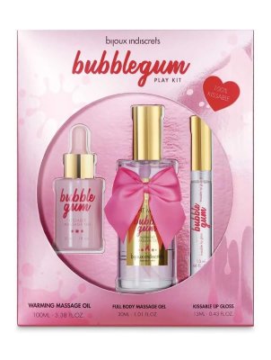 Набор средств для массажа и ласк Bubblegum Play Kit Представляем Bubblegum Play Kit — набор, созданный для игривых интимных моментов. В наборе собраны все необходимые средства, каждое с восхитительным ароматом жвачки. Что внутри? - Разогревающее массажное масло. Подарите себе и партнёру дополнительное тепло с разогревающим маслом. Просто подуйте, чтобы усилить эффект! - Гель для массажа всего тела. Готовьтесь к эпичному скольжению! Этот долговечный гель обеспечивает невероятно гладкие прикосновения, а также может быть использован как интимный гель, поскольку он на водной основе. - Блеск для губ для оральных удовольствий. Завершите образ глянцевыми губами с ароматом жвачки, который сводит с ума. Эфирное масло перечной мяты добавляет восхитительное покалывающее ощущение. Для тех, кто жаждет страсти и интенсивности, Bubblegum Play Kit — идеальный подарок. Это набор без ограничений, который подарит всё необходимое для ночей неукротимого восторга. Такой подарок говорит: «Давайте разожжём страсть вместе!» Неотразимый аромат жвачки. Формулы, ухаживающие за кожей. Внимательно подобранные ингредиенты. Предпочтение отдается натуральным, высококачественным компонентам, обеспечивая безопасность и максимальное удовольствие. В наборе: разогревающее массажное масло (100 мл.), гель для массажа всего тела (30 мл.), блеск для губ для оральных удовольствий (13 мл.). Страна: Испания.