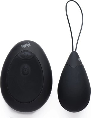 Черное виброяйцо с пультом ДУ 10X Silicone Vibrating Egg Длина: 6.1 см. Диаметр: 3.3 см. Наслаждайтесь 10 мощными функциями вибрации, которыми можно управлять с помощью прилагаемого беспроводного пульта дистанционного управления. Небольшой размер этого яйца скрывает его невероятную силу, оно идеально подходит для одиночного сеанса в завершение дня или для встречи с любимым человеком, чтобы добавить немного волнующей интриги в ваши интимные моменты! Входящий в комплект беспроводной пульт дистанционного управления позволяет играть на расстоянии — возьмите пульт управления когда яйцо внутри вашей партнерши и включайте вибрацию когда она меньше всего этого ожидает! Играйте дома, в машине или даже на публике, если осмелитесь. Страна: Китай. Материал: силикон. Батарейки: встроенный аккумулятор.