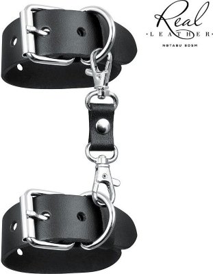 Черные кожаные наручники на застежках  Цена 989 руб. Великолепные наручники для БДСМ-игр скуют движения и подарят ощущение подчинённости одного партнёра другому. В наборе имеется кожаная перемычка с двумя карабинами, надёжно соединяющая наручники между собой. Металлические застёжки регулируют размер интимного аксессуара. Внутренняя поверхность наручников отделана мягкой тканью, что исключает возможность натирания кожи. Изделие изготовлено из качественного материала. Не требует специального ухода. Страна: Россия. Материал: натуральная кожа.