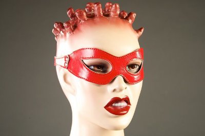 Красная лакированная маска-очки  Цена 1 790 руб. Длина: 68 см. Очки ручной работы изготовлены из натуральной лаковой кожи.Они плотно застегиваются с помощью ремешка с регулируемой пряжкой. Для удобства использования очки снабжены внутренней подкладкой из кожи либо замши. Данная маска станет прекрасным дополнением вашего образа в стиле БДСМ. Ширина - 6 см. Страна: Россия. Материал: натуральная кожа.