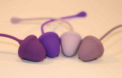 Набор из 4 вагинальных шариков разного веса  Цена 3 079 руб. Длина: 14.5 см. Вагинальные шарики со смещенным центром тяжести для тренировки интимных мышц и с массажным эффектом (в упаковке 4 шт разных цветов и веса). Вагинальные шарики используют для сексуального удовольствия и тренировки мышц. Индивидуальное крепление позволяет легко вынимать шарик. Вес шариков - 10, 15, 20 и 25 гр. Страна: Китай. Материал: силикон.
