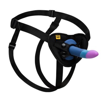 Страпон унисекс Romp Piccolo Pegging Kit  Цена 7 310 руб. Длина: 14 см. Диаметр: 2.9 см. Набор Piccolo Pegging Kit состоит из фаллоимитатора и регулируемого ремня для страпона. Фаллоимитатор Romp Piccolo изготовлен из мягкого шелковистого силикона и имеет изогнутую форму, которая идеально подходит для стимуляции точки G или точки P. Он подойдёт как начинающим, так и опытным любителям интимных развлечений. У Romp Piccolo широкое основание с присоской, благодаря которой его можно закрепить на любой гладкой и ровной поверхности. Это позволит наслаждаться удовольствием без помощи рук и экспериментировать с разными позами и ракурсами. Фаллоимитатор легко вставляется в предназначенное для него отверстие на поясе для страпона и надёжно закрепляется кольцом. Ремни пояса оснащены регуляторами, которые позволяют подогнать крепление под нужный размер. Систему для страпона можно стирать в машине. Страна: Китай. Материал: силикон.