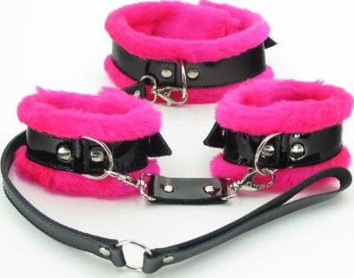 Набор с розовым мехом BDSM Light  Цена 5 497 руб. Наручники и ошейник выполнены из розового эко-меха. Ремни на аксессуарах и поводок выполнены из натуральной черной лакированной кожи. Наручники и ошейник фиксируются на теле при помощи ремней и металлических пряжек, нежный мех сделает пребывание в образе максимально комфортным. Ошейник подойдет на обхват от 28 до 37 см. Наручники подойдут на обхват от 18 до 27 см. Этот комплект подарит игривое настроение и незабываемые впечатления от БДСМ игры! Ширина наручников - 6 см. Длина поводка - 55 см. Длина соединения наручников - 12 см. Страна: Россия. Материал: натуральная кожа.
