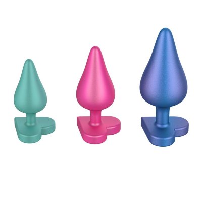 Набор из 3 анальных пробок Romp Luster  Цена 6 579 руб. Набор Romp Luster состоит из 3 анальных пробок разного размера, которые откроют мир захватывающих взрослых игр. Каждая втулка разработана с учетом особенностей тела. Мягкий и тонкий кончик для комфортного введения. А широкое основание в виде сердца для безопасного ношения и предотвращения проскальзывания. Материал пробок шелковистый, эластичный силикон высокого качества. Длина большой пробки - 10,6 см, рабочая - 7,7 см, диаметр - 4,1 см. Длина средней пробки - 8,8 см, рабочая - 6,2 см, диаметр - 3,4 см. Длина малой пробки - 7,4 см, рабочая - 5,4 см, диаметр - 2,9 см. Страна: Китай. Материал: силикон.