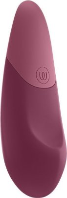 Розовый клиторальный вибратор Womanizer Vibe Длина: 14.2 см. Vibe от Womanizer — это бесшумный клиторальный вибратор, который предлагает новый вид стимуляции благодаря технологии UltraWave Vibration. Эта технология создаёт глубокую и всепроникающую вибрацию, обеспечивая насыщенные и интенсивные оргазмы без чрезмерной стимуляции. Уникальная форма Pleasure Edges разработана специально для усиления удовольствия, используйте вибратор как с более широкой, так и с рельефной стороны и получайте различные ощущения от прикосновений к телу. Нажмите кнопку Autopilot, чтобы выбрать одну из трёх программ вибрации. Эти программы, вдохновлённые музыкальными композициями, они подарят непредсказуемые ощущения на пути к оргазму. Линейный мотор делает Vibe бесшумным, а это значит, что ничто не будет мешать получению чистого удовольствия. Вибратор заряжается через магнитный USB-кабель и имеет водонепроницаемый корпус со степенью защиты IPX7, что гарантирует разнообразие развлечений и лёгкость очистки. Игрушка обладает 10 режимами интенсивности и работает до 90 минут при полном заряде. Страна: Китай. Материал: силикон. Батарейки: встроенный аккумулятор.