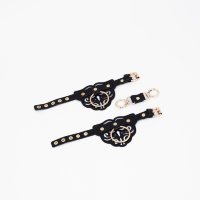 Черные кожаные наручники с клепками, кольцами и золотистой фурнитурой