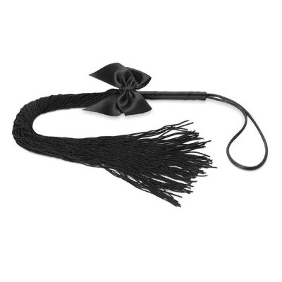 Чёрная плётка Lilly Whip Bijoux  Цена 2 904 руб. Стильный девайс, который способен разнообразить вашу интимную жизнь. Накажите своего партнера! Пусть это будет символически, однако визуальный эффект просто потрясающий! Плётка Lilly whip состоит из множества мягких хвостов, соединенных в жесткой рукоятке. Ручка оплетена атласом и украшена атласным бантом. Будет не больно, но весьма эротично. Страна: Испания. Материал: полиэстер.