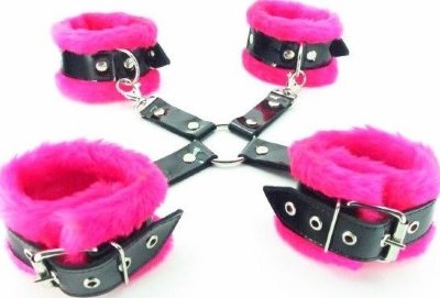 Набор фиксаторов краб с розовым мехом BDSM Light Набор выполнен из розового эко-меха с лакированными ремнями из натуральной кожи. Мягкий и комфортный, этот набор обеспечит вам максимальное погружение в бездну чувств. Оковы и наручники соединяются надежным краб-креплением из металлического кольца, кожи, карабинов и заклепок. Наручники подойдут на обхват от 18 до 27 см, наножники подойдут на обхват от 20 до 30 см. Ширина манжет - 6 см. Страна: Россия. Материал: натуральная кожа.