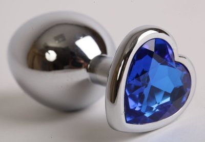 Серебристая анальная пробка с синим кристаллом-сердцем - 9 см. Длина: 9 см. Диаметр: 4 см. Анальная пробка под серебро с ярким кристаллом в форме сердечка внесет разнообразие в вашу интимную жизнь. Обладает сглаженной формой, что позволяет обеспечить легкое введение и комфортное длительное ношение. Снабжена ограничительным основанием для безопасного использования. Рабочая длина - 7 см. Вес - 165 гр. Страна: Китай. Материал: металл.
