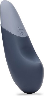 Темно-синий клиторальный вибратор Womanizer Vibe Длина: 14.2 см. Vibe от Womanizer — это бесшумный клиторальный вибратор, который предлагает новый вид стимуляции благодаря технологии UltraWave Vibration. Эта технология создаёт глубокую и всепроникающую вибрацию, обеспечивая насыщенные и интенсивные оргазмы без чрезмерной стимуляции. Уникальная форма Pleasure Edges разработана специально для усиления удовольствия, используйте вибратор как с более широкой, так и с рельефной стороны и получайте различные ощущения от прикосновений к телу. Нажмите кнопку Autopilot, чтобы выбрать одну из трёх программ вибрации. Эти программы, вдохновлённые музыкальными композициями, они подарят непредсказуемые ощущения на пути к оргазму. Линейный мотор делает Vibe бесшумным, а это значит, что ничто не будет мешать получению чистого удовольствия. Вибратор заряжается через магнитный USB-кабель и имеет водонепроницаемый корпус со степенью защиты IPX7, что гарантирует разнообразие развлечений и лёгкость очистки. Игрушка обладает 10 режимами интенсивности и работает до 90 минут при полном заряде. Страна: Китай. Материал: силикон. Батарейки: встроенный аккумулятор.