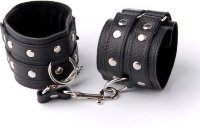 Чёрные наручники с клёпками