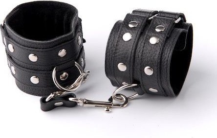 Чёрные наручники с клёпками