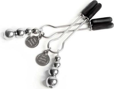 Металлические зажимы на соски Adjustable Nipple Clamps  Цена 3 440 руб. Длина: 9.5 см. Чтобы испытать боль и удовольствие одновременно, украсьте грудь этими зажимами с серебристыми бусинами. Благодаря скобам вы сможете регулировать силу сдавливания сосков, а значит, и силу своего возбуждения. Силиконовая оболочка наконечников гарантирует безопасность использования. В комплекте изящный мешочек для хранения. Страна: Великобритания. Материал: металл.