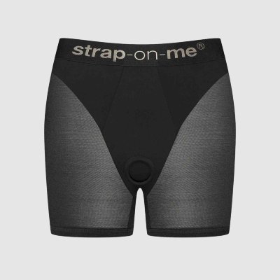 Трусики-шорты для фиксации насадок Strap-on-me Harness Lingerie Halo - size M  Цена 9 471 руб. Halo переосмысливает стиль велосипедных шорт, добавляя неожиданную деталь: тонкое сочетание текстур — мягкой микрофибры и воздушного тюля. Это создаёт ощущение «второй кожи» и обеспечивает максимальный комфорт. Пояс не сковывает движений, но при этом подчёркивает линии тела с изяществом. Эластичный пояс аккуратно выделяет талию, визуально делая силуэт более утончённым. Сзади — деликатная плиссированная вставка мягко поддерживает ягодицы, создавая естественный эффект push-up. Спереди — практически незаметное растяжимое силиконовое кольцо для лёгкой установки любого страпона. Halo находится на стыке нижнего белья и спортивной экипировки: он следует за вашими движениями, желаниями и стилем, ни в чём не ограничивая. Гибридная ткань: 55% микрофибра (комфорт) + 45% тюль (лёгкость и воздушность). Страна: Китай.