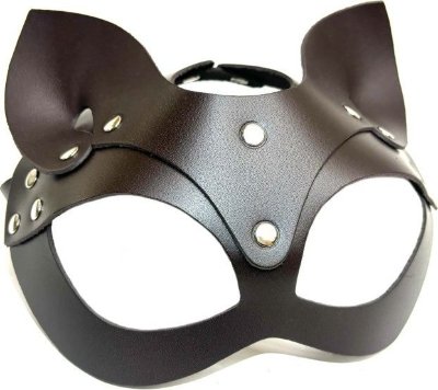 Эффектная маска кошки с ушками  Цена 3 755 руб. Восхитительная, сексуальная маска кошки. Выполнена из натуральной кожи в красивом шоколадном оттенке, удобно фиксируется с помощью пряжки, легко регулируется по размеру. Прекрасно держит форму благодаря плотной качественной коже. Идеально подходит под любую форму головы, подчёркивая глаза. Эта маска поможет Вам создать яркий, игривый образ страстной кошечки. Страна: Россия. Материал: натуральная кожа, металл.