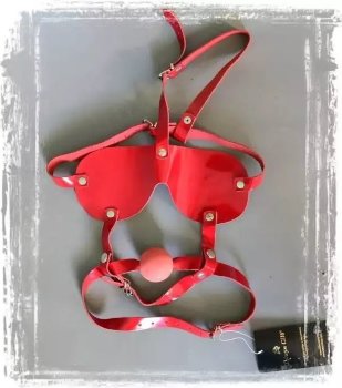 Красная лакированная маска-сбруя с кляпом-шаром