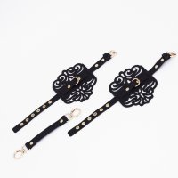 Черный фигурные оковы с золотистой фурнитурой