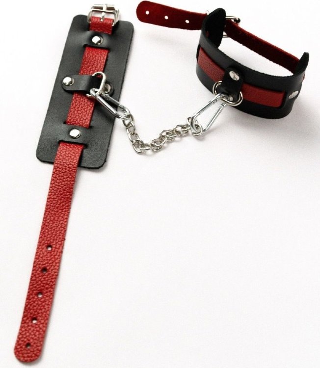 Черные оковы с красным декором и заклепками