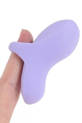 Сиреневый сенсорный вибромассажёр на палец Fuzu Sensa Длина: 7 см. Представьте себе инструмент, который делает ваши прикосновения еще более чувственными и мощными. Fuzu Sensa – это не просто вибратор, это ваш личный помощник в искусстве стимуляции эрогенных зон с беспрецедентной точностью. Надевается как наперсток, он превращает ваши пальцы в источник невероятных ощущений. Этот миниатюрный вибратор активируется при контакте с кожей и выключается, когда вы его снимаете. Никаких кнопок, никакой сложности – только интуитивное управление. Его эргономичная форма идеально подходит для стимуляции клитора, вульвы или промежности. А мягкий, гипоаллергенный силикон делает каждое касание нежным и комфортным. С 8 мощными режимами вибрации, Fuzu Sensa подарит вам интенсивные ощущения, которые можно настроить под ваше настроение. Будь вы одни или с партнером, этот аксессуар станет вашим секретным оружием для создания незабываемых моментов. В комплекте идет USB-кабель для удобной зарядки (до 60 минут работы после 75 минут зарядки). Страна: Испания. Материал: силикон. Батарейки: встроенный аккумулятор.