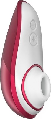 Красный бесконтактный клиторальный стимулятор Womanizer Liberty Длина: 10.4 см. Дамы, будьте готовы к взлету: стильное покрытие и шесть уровней стимуляции, Liberty гарантирует удовольствие в любой точке планеты! Запатентованная технология Pleasure Air обеспечивает бесшумную работу: приятное всасывание и нежные массирующие воздушные волны приводят к совершенно новому типу оргазма. Расслабьтесь и наслаждайтесь волнами удовольствия. Новое покрытие добавляет умопомрачительные впечатления к каждому приключению, которое вы только можете себе представить. Оно также гарантирует гигиеническое хранение. Шесть различных уровней интенсивности гарантируют идеальные ощущения с каждым использованием. Womanizer Liberty 100% водонепроницаем. Расслабьтесь в душе и возьмите свою Womanizer Liberty с собой. Один заряд обеспечивает 120 минут нон-стоп удовольствия. У Womanizer Liberty есть магнитный контактный USB-порт для зарядки. Очистка вашего Womanizerтак же проста, как и его использование: все, что вам нужно, - это теплая вода и чистящее средство для мытья посуды или антибактериальное мыло. Liberty изготовлен из материалов, безопасных для тела. Womanizer Liberty очень тихий. Он не похож на секс-игрушку, но также не пытается выглядеть как-то еще. Комплект включает дополнительную головку для стимуляции большего размера, чтобы каждая женщина могла использовать Womanizer. Время зарядки - 2 часа. Время работы - 2 часа. Страна: Китай. Материал: анодированный пластик, силикон. Батарейки: встроенный аккумулятор.