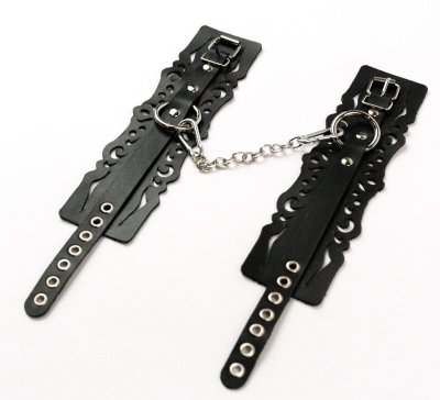Узорчатые кожаные оковы с регулируемыми ремешками  Цена 2 151 руб. Кожаные узорчатые оковы имеют регулируемые ремешки. Оковы снабжены металлическими кольцами и сцепкой. Страна: Россия. Материал: натуральная кожа.