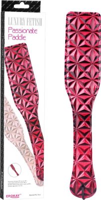 Красный пэддл с геометрическим рисунком - 32 см.  Цена 859 руб. Длина: 32 см. Пэдл красного цвета, изготовлен из кожзама. Имеет удобную ручку-петлю. Ширина - 6 см. Длина рукоятки - 15,5 см. Страна: Китай. Материал: искусственная кожа.