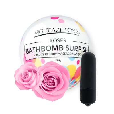 Бомбочка для ванны Bath Bomb Surprise Rose + вибропуля  Цена 1 210 руб. Bath Bomb Surprise — это романтичная бомба для ванны с ароматом розы. Внутри нее спрятан сюрприз, который вам точно понравится! Попав в ванну, наполненную теплой водой, Bath Bomb Surprise начнет шипеть, источая потрясающий аромат, раскрывающий чувственность и помогающий настроиться на романтический лад. Как только бомба растворится, вы обнаружите особый сюрприз - маленькую пластиковую вибропульку для стимуляции эрогенных зон. С этой находкой приятное завершение вечера гарантировано! Sodium Bicarbonate, Citric Acid, Sodium Sulfate, Glycerin, Fragrance. Страна: Нидерланды. Батарейки: есть в комплекте. Объем: 200 гр.