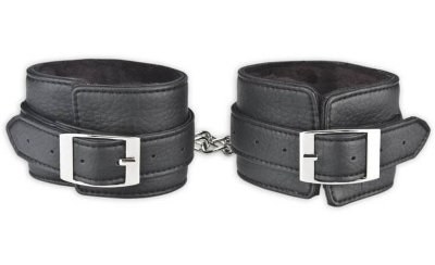 Черные фиксаторы для ног из искусственной кожи  Цена 4 474 руб. Черные фиксаторы для ног из искусственной кожи с мягким черным мехом внутри для большего комфорта при сковывании Вашего партнера. Между собой браслеты соединяются металлической цепью с крупными звеньями, застегиваются на замок с ключами (есть в комплекте). Страна: США. Материал: полиуретан.