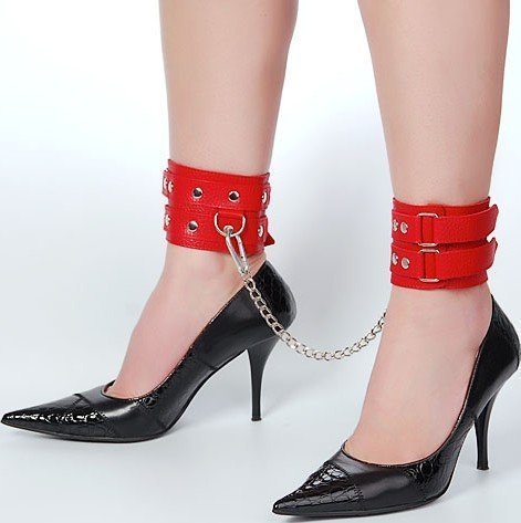 Кожаные красные оковы с цепочкой