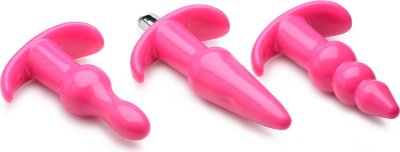 Набор из 3 розовых анальных пробок с вибропулей Thrill Trio Anal Plug Set Этот набор из трех анальных пробок идеально подходит для любителей анальных игрушек. Набор из 4 предметов включает в себя пробку классической формы, пробку с плавными выпуклостями, анальную ёлочку и односкоростную пулю, которая легко вставляется в любую из них. Гибкий, но прочный материал и гладкая поверхность пробок облегчают вставку. Входящая в комплект съемная пуля с 1 настройкой вибрации позволит вам получить максимальную стимуляцию от анальной пробки по вашему выбору. Просто включите или выключите его, нажав кнопку. Длина классической пробки - 12,2 см, рабочая длина - 11,43 см, диаметр - 1,9-3,2 см. Длина пробки с плавными выпуклостями - 10,4 см, рабочая длина - 9,5 см, диаметр - 1,5-3 см. Длина ёлочки - 10,9 см, рабочая длина - 9,9 см, диаметр - 1,8-3 см. Страна: Китай. Материал: анодированный пластик, TPE. Батарейки: есть в комплекте.