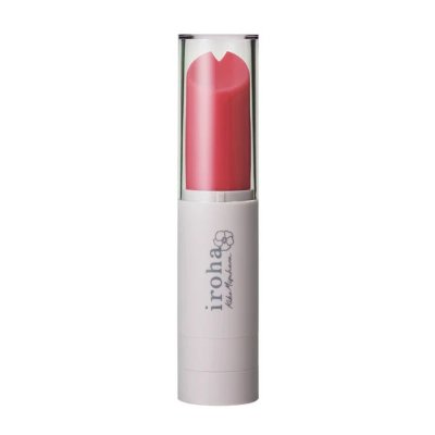 Мини-вибратор в форме помады Iroha Stick Hamanasu Длина: 9.9 см. Диаметр: 2.2 см. Компактный и стильный вибратор от японского бренда IROHA выполнен в традиционном минималистичном дизайне. Устройство полностью водонепроницаемо, а значит вы сможете стимулировать самые чувствительные точки вашего тела прямо в душе или ванне. Нежное бархатистое покрытие из гипоаллергенного силикона позволит вам навсегда забыть о дискомфорте, а особая антистатическая технология поможет защитить девайс от частичек пыли. Управляйте вибрацией с помощью специального диска в основании стимулятора. Вращайте диск по часовой стрелке, чтобы увеличить мощность, или прокрутите его в другую сторону, и вы ощутите мягкие прикосновения. Сменная батарейка подарит вам до 5 часов непрерывного наслаждения. Страна: Япония. Материал: анодированный пластик, силикон. Батарейки: 1 шт., тип AAA.