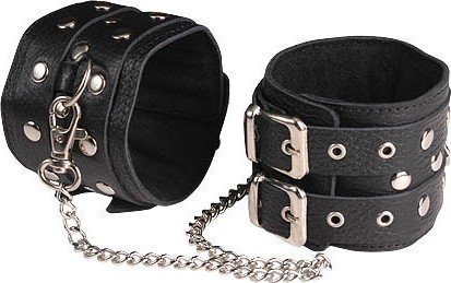 Чёрные кожаные оковы, соединенные цепочкой