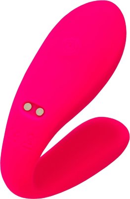 Розовый вибратор для пар Prawno с пультом ДУ  Цена 15 380 руб. Диаметр: 2.7 см. Откройте для себя инновационный мир интимных удовольствий с Prawno от eroTeq — высокотехнологичным вибратором для пар, который подарит вам незабываемые моменты близости. С 10 режимами вибрации и 4 уровнями мощности, Prawno предлагает целых 40 уникальных комбинаций для настраиваемого удовольствия, позволяя вам и вашему партнеру найти идеальный режим для каждого настроения и момента. Prawno имеет форму скобы (U-образный дизайн), где меньшая часть вставляется во влагалище, обеспечивая стимуляцию зоны G и пениса партнера, в то время как большая часть накрывает зону клитора, даря двойное удовольствие. Такой дизайн позволяет вибратору одновременно стимулировать несколько эрогенных зон, усиливая ощущения обоих партнеров и делая каждый момент максимально насыщенным. Особенность Prawno — два мощных мотора, синхронно работающие с обеих сторон устройства. Это гарантирует равномерную и мощную стимуляцию, управление которой осуществляется одной кнопкой, что делает использование простым и интуитивно понятным. Пульт дистанционного управления с LCD дисплеем предоставляет полный контроль над всеми функциями устройства: от выбора режимов до мониторинга времени работы и уровня заряда батареи. Prawno водонепроницаем по стандарту IPX6, что позволяет наслаждаться им даже в душе или ванной, добавляя разнообразие в ваш интимный досуг. Этот вибратор станет идеальным спутником для тех, кто стремится к новым ощущениям и инновационным решениям в личной жизни. Страна: Китай. Материал: силикон. Батарейки: встроенный аккумулятор.