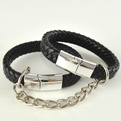 Черные наручники большого размера «Вояж» Наручники состоят из плетеного винилового шнура шириной 11 мм и магнитных застежек. Общая длина наручника 20 см. Чтобы получился ошейник с подвеской цепочкой, необходимо наручники соединить между собой. Длина манжеты - 20 см. Страна: Россия. Материал: винил.