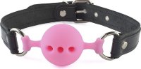 Розовый кляп-шар на черных кожаных ремешках