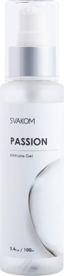 Смазка на водной основе Passion Intimate Gel - 100 мл.  Цена 2 637 руб. Наслаждайтесь прикосновением любви со смазкой на водной основе Passion Intimate Gel. Использование слабокислотных ингредиентов на водной основе в смазке Svakom создает идеальный продукт для безопасного использования на интимных зонах. Приятная шелковистая текстура подарит сладкие моменты блаженства, сохранит комфортное скольжение и позволит чувствовать каждое движение партнера. Смазка не скатывается, долго скользит и полностью совместима с любыми игрушками и контрацептивами. Water, Glycerol, Propylene glycol, Sodium polyacrylate, Hydroxyethyl cellulose, Carbomer, Triethanolamine, EDTA disodium. Страна: США. Объем: 100 мл.