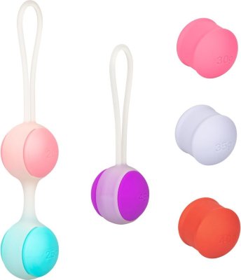 Набор вагинальных шариков Кегеля со сменным грузом She-ology Набор сменных утяжелителей Кегеля She-ology – один из самых удобных наборов для оптимальной результативной поэтапной тренировки и прокачки мышц тазового дна. Набор из 6 шаров Кегеля с регулируемым весом, созданный для обеспечения полностью настраиваемого режима тренировки, можно смешивать и сочетать с одинарным или двойным держателем шаров, чтобы дать мышцам именно то, что им нужно. Набор грузов включает шары по 20 г, 25 г, 30 г, 35 г, 40 г и 45 г. Силиконовый набор премиум-класса безопасен для тела, не содержит запаха и фталатов. Идеальные вагинальные тренажеры для повышения тонуса интимных мышц и снизить вероятность болезней мочеиспускательной системы. Миниатюрные веса работают на увеличение сексуального возбуждения, создание тонуса и укрепление мышц таза. Проработка ключевых вагинальных мышц снижает риск заболеваний тазового дна или недержания мочи, одновременно увеличивая эротическое удовольствие. Удобный шнурок позволяет легко извлечь тренажер при необходимости в любой момент. Для комфортности введения и получения максимально приятных ощущений рекомендуем использовать смазку на водной основе. Очищать игрушку желательно до и после использования. Можно помыть в теплой воде с мылом или воспользоваться специализированным чистящим средством. Перед хранением шарики необходимо хорошо просушить. Желательно хранить отдельно от других силиконовых изделий. В комплекте: 2 держателя, 6 шариков. Длина двойного держателя - 15,25 см., одинарного - 10,25 см. Вес шариков - 20 гр., 25 гр., 30 гр., 35 гр., 40 гр., 45 гр. Страна: Китай. Материал: силикон.